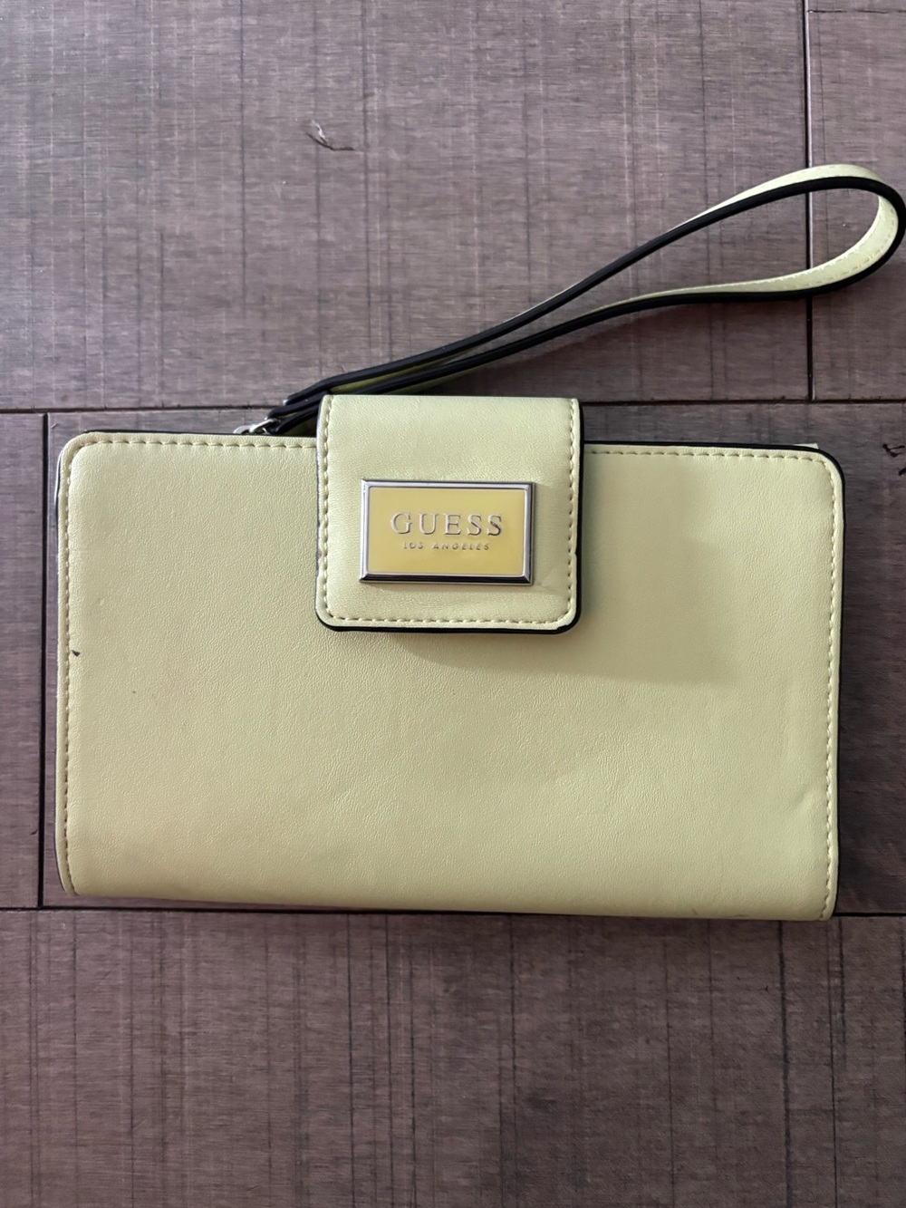 🦋GUESS🦋Pale Yellow Wristlet Clutch with Logo Plaque